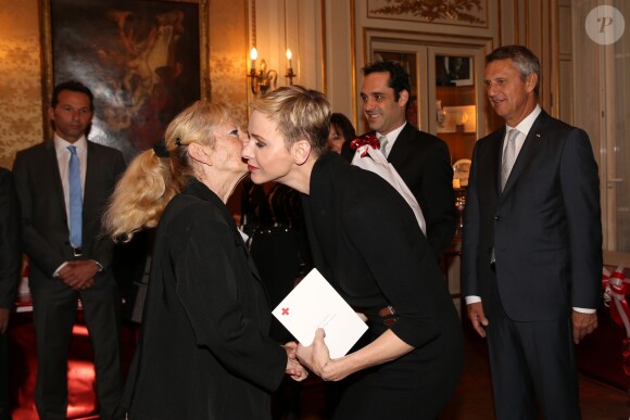 La princesse Charlene de Monaco distribue des sacs de la Croix Rouge monégasque aux personnes âgées à Monaco le 17 novembre 2015. La princesse Charlene a également offert une photo du couple princier posant avec leurs deux enfants Jacques et Gabriella. © Claudia Albuquerque / Bestimage