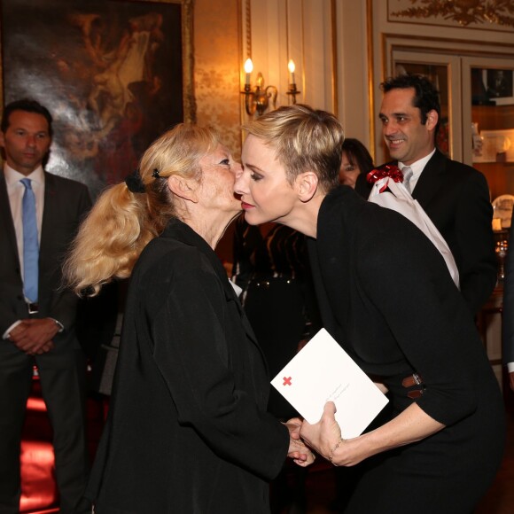 La princesse Charlene de Monaco distribue des sacs de la Croix Rouge monégasque aux personnes âgées à Monaco le 17 novembre 2015. La princesse Charlene a également offert une photo du couple princier posant avec leurs deux enfants Jacques et Gabriella. © Claudia Albuquerque / Bestimage