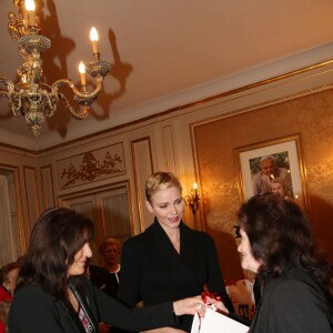 La princesse Charlene de Monaco distribue des sacs de la Croix Rouge monégasque aux personnes âgées à Monaco le 17 novembre 2015. La princesse Charlene a également offert une photo du couple princier posant avec leurs deux enfants Jacques et Gabriella. © Claudia Albuquerque / Bestimage