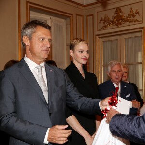 La princesse Charlene de Monaco distribue des sacs de la Croix Rouge monégasque aux personnes âgées à Monaco le 17 novembre 2015. La princesse Charlene a également offert une photo du couple princier posant avec leurs deux enfants Jacques et Gabriella. © Claudia Albuquerque / Bestimage