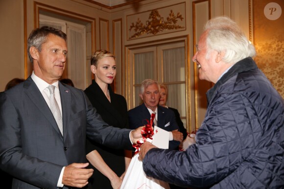 La princesse Charlene de Monaco distribue des sacs de la Croix Rouge monégasque aux personnes âgées à Monaco le 17 novembre 2015. La princesse Charlene a également offert une photo du couple princier posant avec leurs deux enfants Jacques et Gabriella. © Claudia Albuquerque / Bestimage