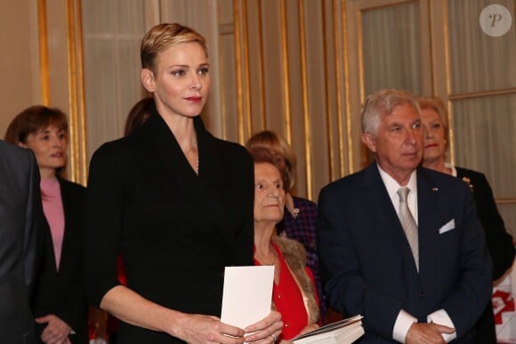 La princesse Charlene de Monaco distribue des sacs de la Croix Rouge monégasque aux personnes âgées à Monaco le 17 novembre 2015. La princesse Charlene a également offert une photo du couple princier posant avec leurs deux enfants Jacques et Gabriella. © Claudia Albuquerque / Bestimage