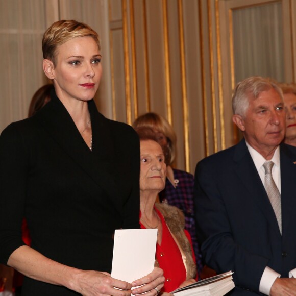 La princesse Charlene de Monaco distribue des sacs de la Croix Rouge monégasque aux personnes âgées à Monaco le 17 novembre 2015. La princesse Charlene a également offert une photo du couple princier posant avec leurs deux enfants Jacques et Gabriella. © Claudia Albuquerque / Bestimage