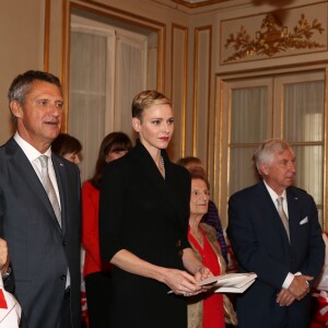 La princesse Charlene de Monaco distribue des sacs de la Croix Rouge monégasque aux personnes âgées à Monaco le 17 novembre 2015. La princesse Charlene a également offert une photo du couple princier posant avec leurs deux enfants Jacques et Gabriella. © Claudia Albuquerque / Bestimage