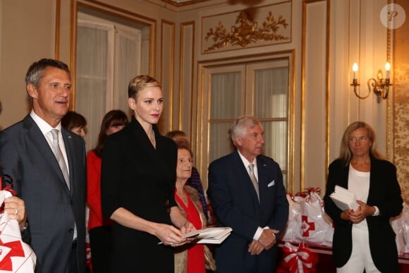 La princesse Charlene de Monaco distribue des sacs de la Croix Rouge monégasque aux personnes âgées à Monaco le 17 novembre 2015. La princesse Charlene a également offert une photo du couple princier posant avec leurs deux enfants Jacques et Gabriella. © Claudia Albuquerque / Bestimage