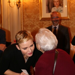 La princesse Charlene de Monaco distribue des sacs de la Croix Rouge monégasque aux personnes âgées à Monaco le 17 novembre 2015. La princesse Charlene a également offert une photo du couple princier posant avec leurs deux enfants Jacques et Gabriella. © Claudia Albuquerque / Bestimage