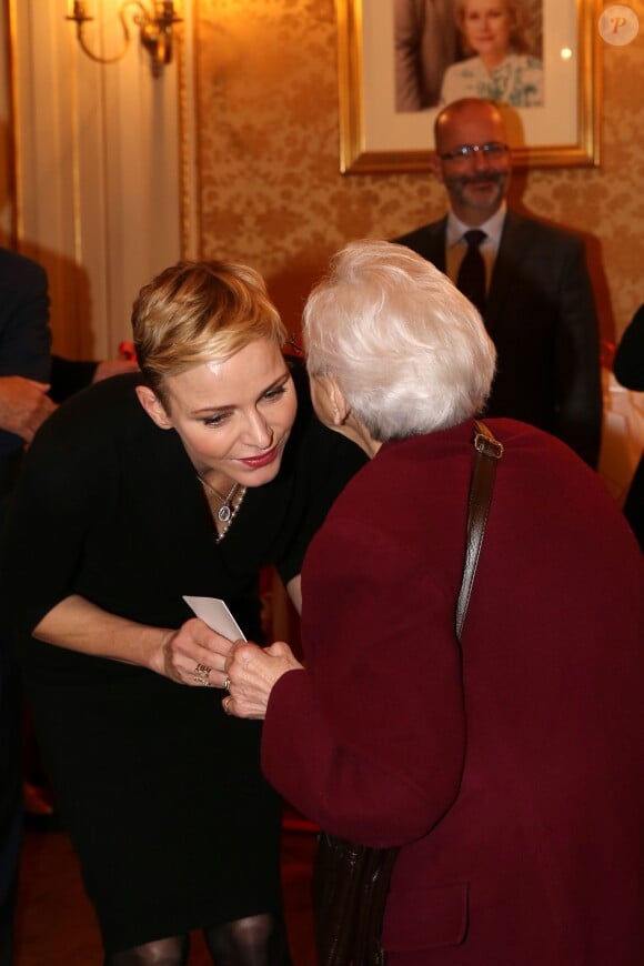 La princesse Charlene de Monaco distribue des sacs de la Croix Rouge monégasque aux personnes âgées à Monaco le 17 novembre 2015. La princesse Charlene a également offert une photo du couple princier posant avec leurs deux enfants Jacques et Gabriella. © Claudia Albuquerque / Bestimage