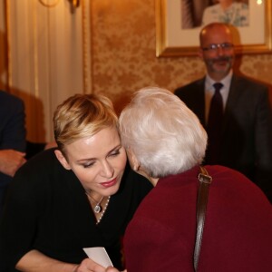 La princesse Charlene de Monaco distribue des sacs de la Croix Rouge monégasque aux personnes âgées à Monaco le 17 novembre 2015. La princesse Charlene a également offert une photo du couple princier posant avec leurs deux enfants Jacques et Gabriella. © Claudia Albuquerque / Bestimage