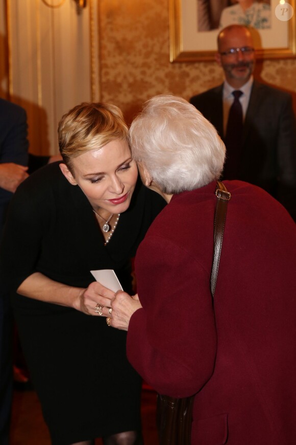 La princesse Charlene de Monaco distribue des sacs de la Croix Rouge monégasque aux personnes âgées à Monaco le 17 novembre 2015. La princesse Charlene a également offert une photo du couple princier posant avec leurs deux enfants Jacques et Gabriella. © Claudia Albuquerque / Bestimage