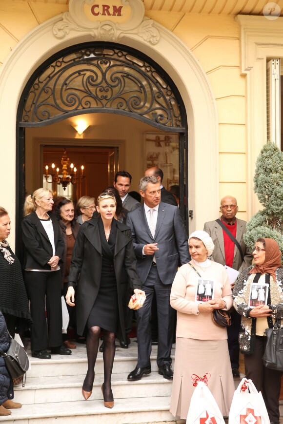 La princesse Charlene de Monaco distribue des sacs de la Croix Rouge monégasque aux personnes âgées à Monaco le 17 novembre 2015. La princesse Charlene a également offert une photo du couple princier posant avec leurs deux enfants Jacques et Gabriella. © Claudia Albuquerque / Bestimage