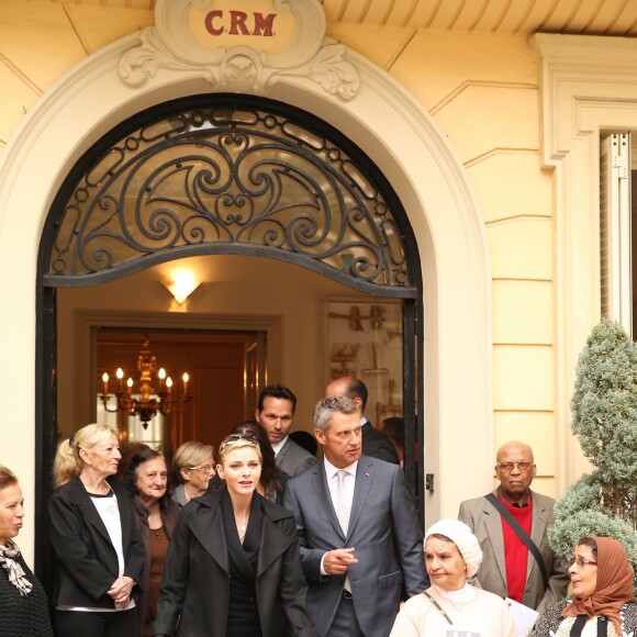 La princesse Charlene de Monaco distribue des sacs de la Croix Rouge monégasque aux personnes âgées à Monaco le 17 novembre 2015. La princesse Charlene a également offert une photo du couple princier posant avec leurs deux enfants Jacques et Gabriella. © Claudia Albuquerque / Bestimage