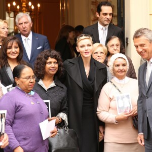 La princesse Charlene de Monaco distribue des sacs de la Croix Rouge monégasque aux personnes âgées à Monaco le 17 novembre 2015. La princesse Charlene a également offert une photo du couple princier posant avec leurs deux enfants Jacques et Gabriella. © Claudia Albuquerque / Bestimage