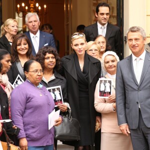 La princesse Charlene de Monaco distribue des sacs de la Croix Rouge monégasque aux personnes âgées à Monaco le 17 novembre 2015. La princesse Charlene a également offert une photo du couple princier posant avec leurs deux enfants Jacques et Gabriella. © Claudia Albuquerque / Bestimage