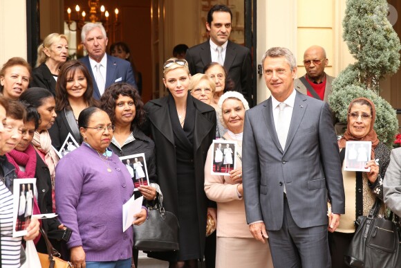 La princesse Charlene de Monaco distribue des sacs de la Croix Rouge monégasque aux personnes âgées à Monaco le 17 novembre 2015. La princesse Charlene a également offert une photo du couple princier posant avec leurs deux enfants Jacques et Gabriella. © Claudia Albuquerque / Bestimage