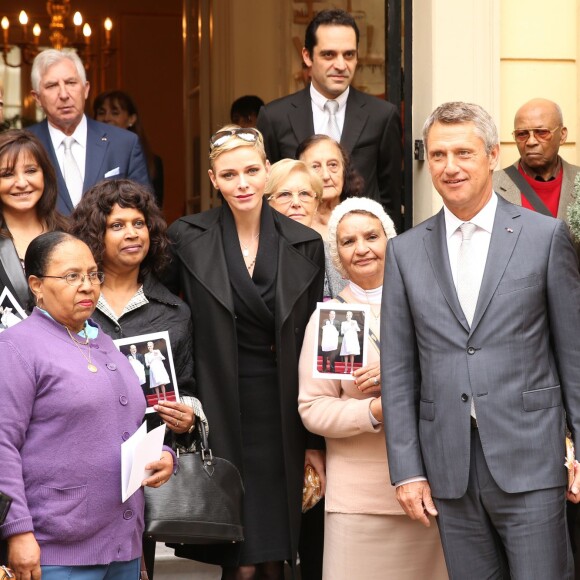 La princesse Charlene de Monaco distribue des sacs de la Croix Rouge monégasque aux personnes âgées à Monaco le 17 novembre 2015. La princesse Charlene a également offert une photo du couple princier posant avec leurs deux enfants Jacques et Gabriella. © Claudia Albuquerque / Bestimage