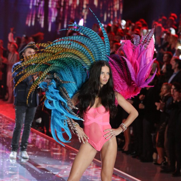 Adriana Lima - Défilé de mode de Victoria's Secret à Lexington Avenue Armory à New York, le 10 novembre 2015