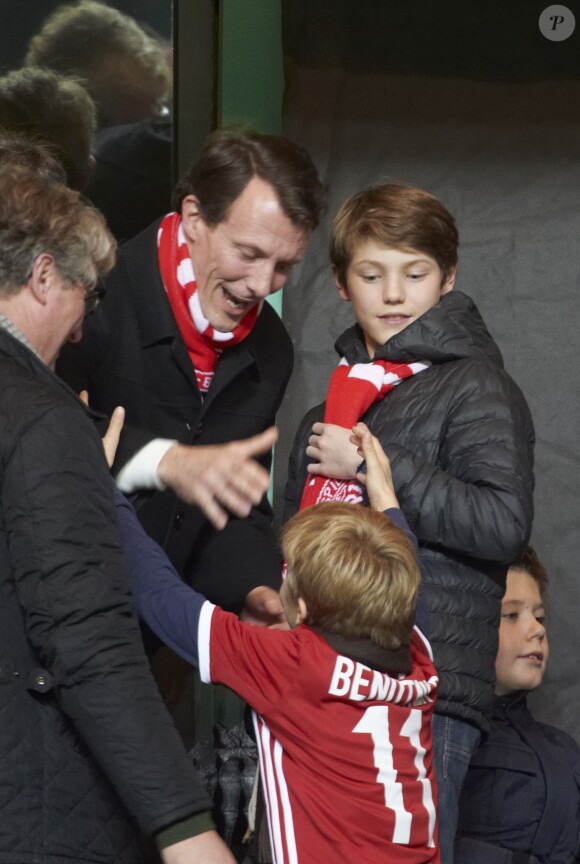 Le prince Joachim de Danemark et son fils le prince Felix (13 ans) ont assisté le 17 novembre 2015 au stade Parken à Copenhague au match retour de barrages pour l'Euro 2016 entre le Danemark et la Suède (2-2).