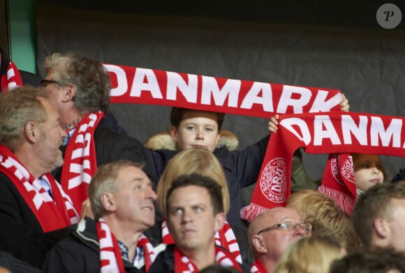 Le prince Frederik de Danemark et son fils le prince Christian (10 ans) ont assisté le 17 novembre 2015 au stade Parken à Copenhague au match retour de barrages pour l'Euro 2016 entre le Danemark et la Suède (2-2).
