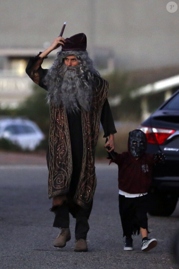 Matthew Bellamy et son fils Bingham, déguisés pour Halloween, dans les rues de Malibu, le 31 octobre 2015