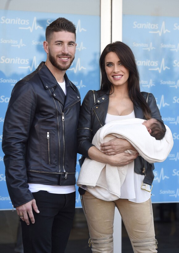 Les jeunes parents Sergio Ramos et Pilar Rubio devant la maternité où a vu le jour Marco, leur second enfant, à Madrid, le 17 novembre 2015