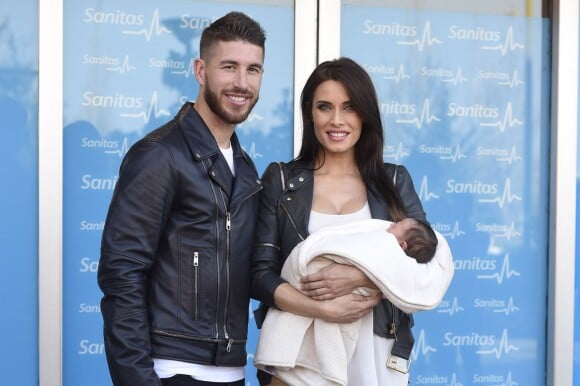 Sergio Ramos et sa compagne Pilar Rubio devant la maternité où a vu le jour Marco, leur second enfant, à Madrid, le 17 novembre 2015
