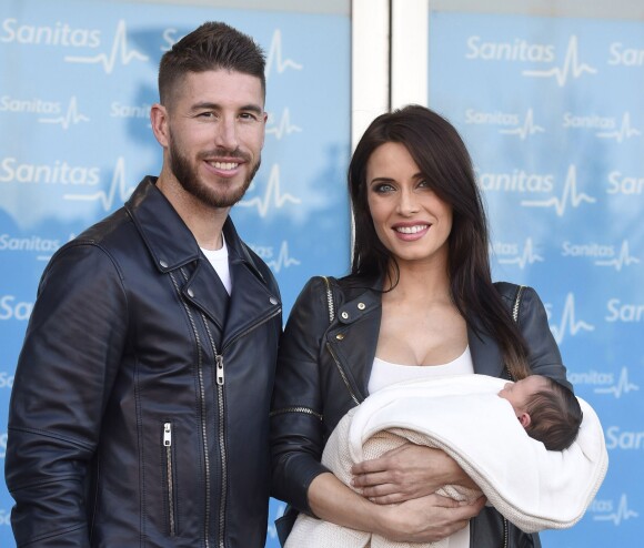 Sergio Ramos et sa compagne Pilar Rubio avec leur fils Marco, leur second enfant, à Madrid, le 17 novembre 2015