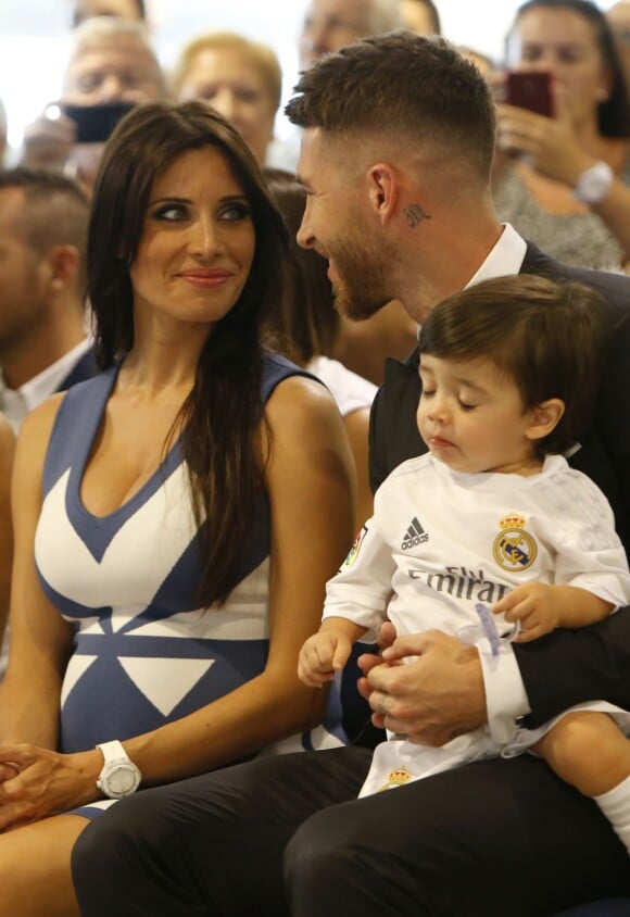 Pilar Rubio, Sergio Ramos et leur fils Sergio Jr lors de la conférence de presse pour la prolongation du contrat de Sergio Ramos avec le Real Madrid, le 17 août 2015 à Madrid