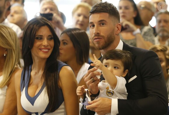 Pilar Rubio, Sergio Ramos et leur fils Sergio Jr lors de la conférence de presse pour la prolongation du contrat de Sergio Ramos avec le Real Madrid, le 17 août 2015 à Madrid