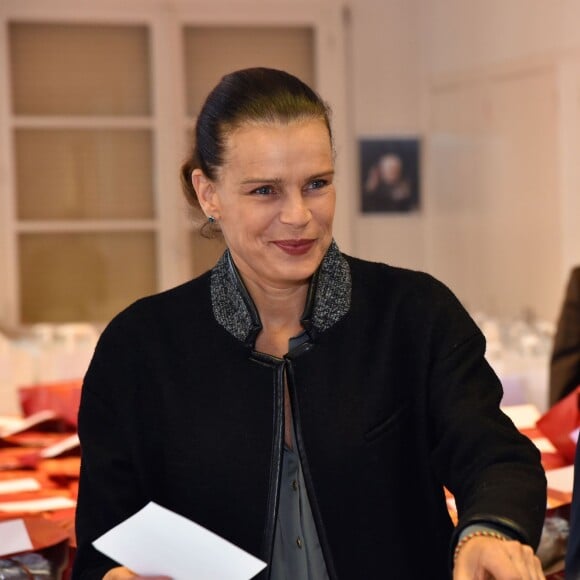 La princesse Stéphanie de Monaco participe à la traditionnelle remise de cadeaux aux seniors monégasques au Foyer Rainier III, dans le cadre de la Fête Nationale monégasque, à Monaco, le 18 novembre 2015. © Bruno Bebert / Bestimage