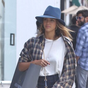 Jessica Alba fait du shopping à Beverly Hills, le 15 novembre 2015