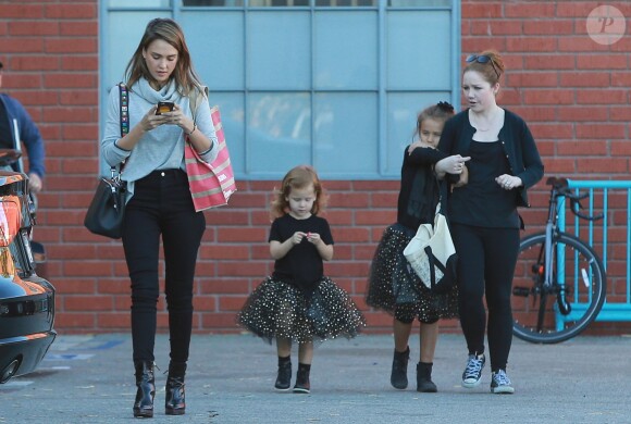 Jessica Alba se promène avec ses filles Honor et Haven dans les rues de Los Angeles, le 30 novembre 2015