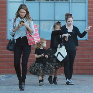 Jessica Alba se promène avec ses filles Honor et Haven dans les rues de Los Angeles, le 30 novembre 2015