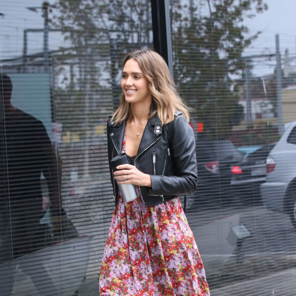 Jessica Alba dans les rues de Santa Monica, le 16 octobre 2015