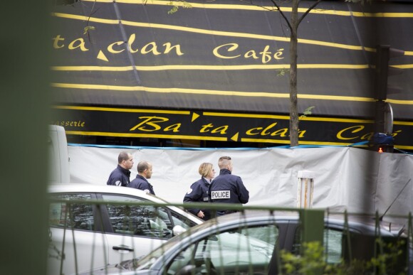 Attentats à Paris : Les corps des victimes de l'attentat terroriste du Bataclan sont évacués par les services funéraires, le 14 novembre 2015.