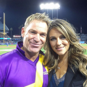 Shane Warne et Elizabeth Hurley se retrouvent après un match de cricket / photo postée sur Instagram.