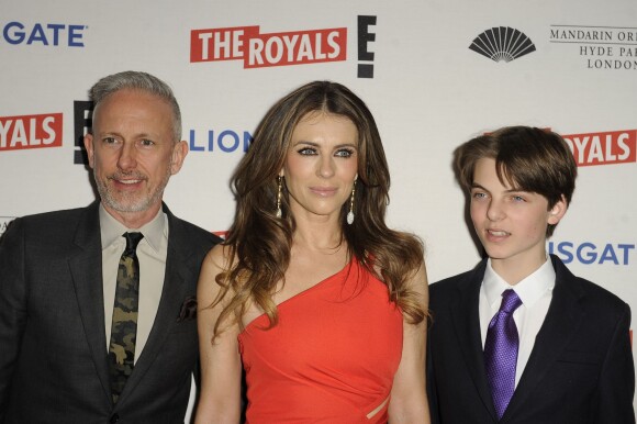 Patrick Cox, Elizabeth Hurley (Liz Hurley) et son fils Damien Hurley - Première de la série "The Royals" à Londres le 24 mars 2015