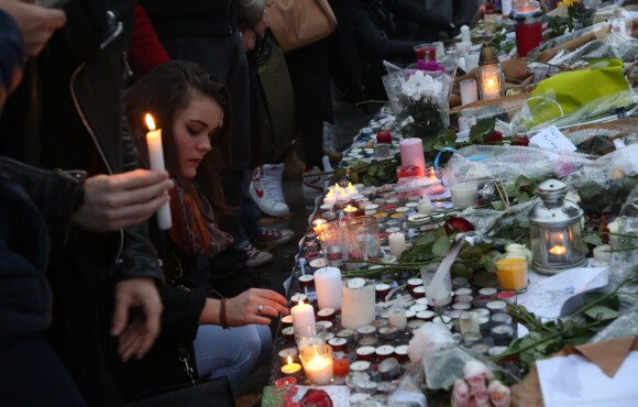Illustration Place de la République - Illustration des hommages pour les victimes des attentats terroristes à Paris, le 17 novembre 2015. © Denis Guignebourg/Bestimage