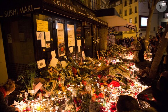 Hommages aux victimes de l'attentat terroriste du café "La Belle Equipe" au 92 rue de Charonne dans le 11ème arrondissement, à Paris le 15 novembre 2015. © Vincent Emery / Bestimage