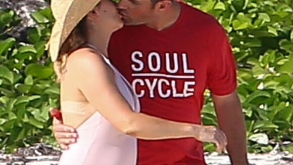 Alyssa Milano en formes, et son mari Dave : Amour et tendres baisers aux Bahamas