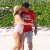 Exclusif - Alyssa Milano et son mari Dave Bugliari profitent d'une belle journée en amoureux sur une plage aux Bahamas, le 5 novembre 2015.