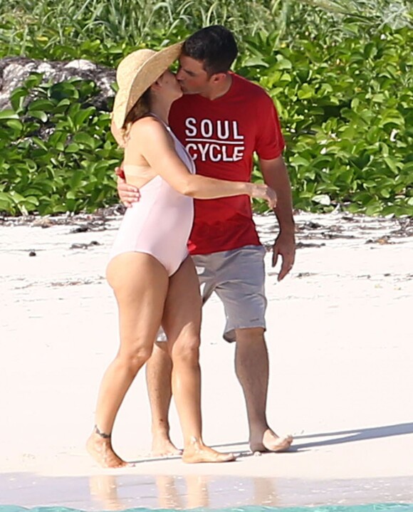 Exclusif - L'actrice Alyssa Milano et son mari Dave Bugliari, en amoureux sur une plage aux Bahamas, le 5 novembre 2015.
