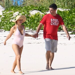 Exclusif - L'actrice Alyssa Milano et son mari Dave Bugliari profitent d'une belle journée en amoureux sur une plage aux Bahamas, le 5 novembre 2015.