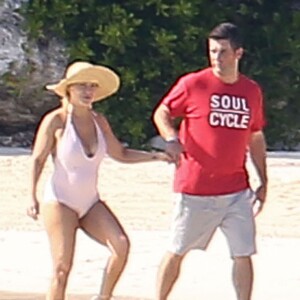 Exclusif - L'actrice Alyssa Milano et son mari Dave Bugliari profitent d'une belle journée en amoureux sur une plage aux Bahamas, le 5 novembre 2015.