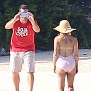 Exclusif - L'actrice Alyssa Milano et son mari Dave Bugliari, sur une plage aux Bahamas, le 5 novembre 2015.