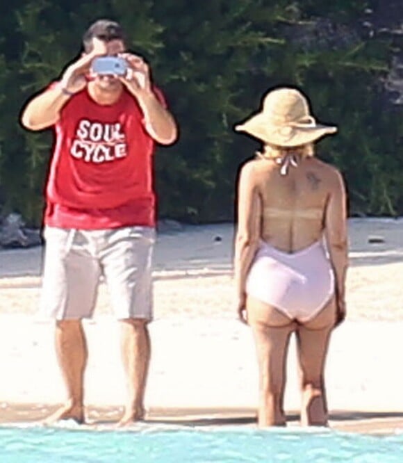 Exclusif - L'actrice Alyssa Milano et son mari Dave Bugliari, sur une plage aux Bahamas, le 5 novembre 2015.