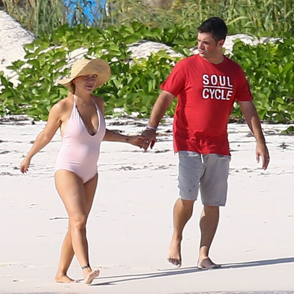 Exclusif - L'actrice Alyssa Milano et son mari Dave Bugliari profitent d'une belle journée en amoureux sur une plage aux Bahamas, le 5 novembre 2015.