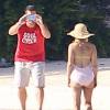 Exclusif - L'actrice Alyssa Milano et son mari Dave Bugliari profitent d'une belle journée en amoureux sur une plage aux Bahamas, le 5 novembre 2015.