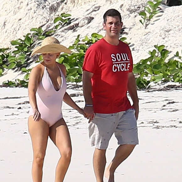 Exclusif - L'actrice Alyssa Milano et son mari Dave Bugliari, sur une plage aux Bahamas, le 5 novembre 2015.