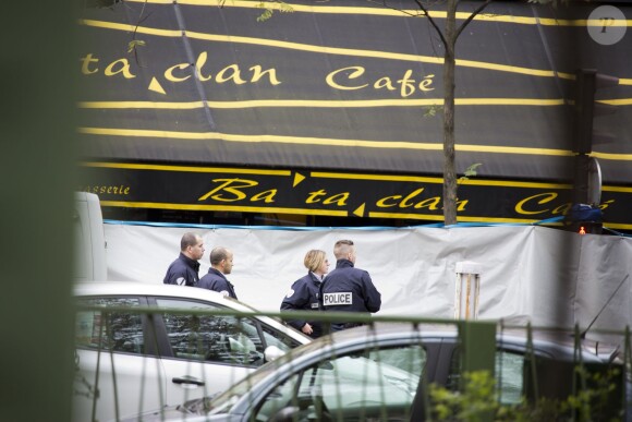 Attentats à Paris : Les corps des victimes de l'attentat terroriste du Bataclan sont évacués par les services funéraires, le 14 novembre 2015.