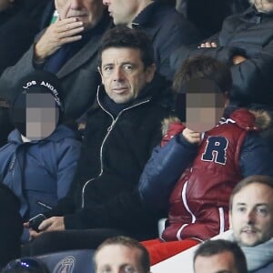 Le chanteur Patrick Bruel et ses enfants Oscar et Léon lors de la rencontre entre le Paris Saint-Germain et Saint-Etienne au Parc des Princes le 25 octobre 2015 à Paris